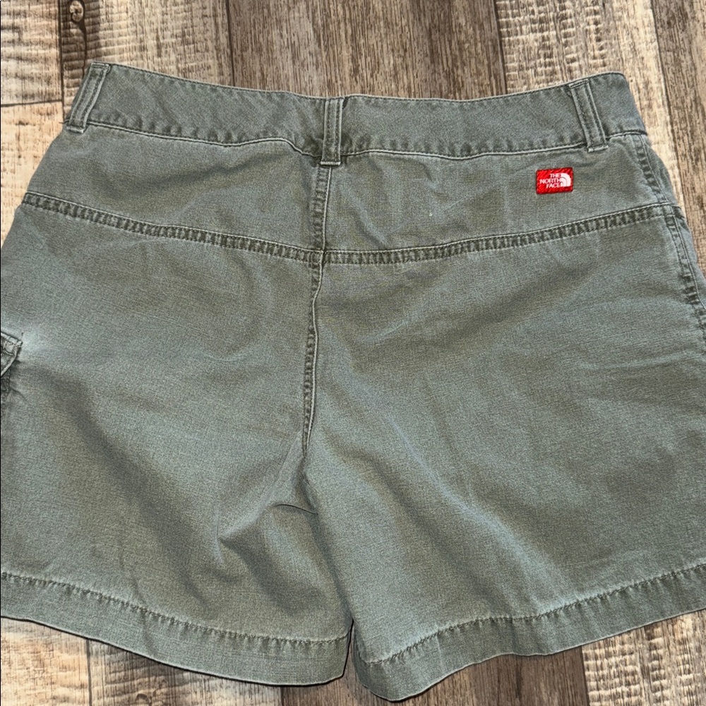 The North Face Women's Cargo Shorts in light camo green size 6